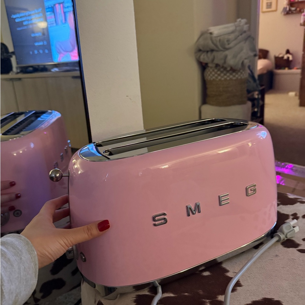SMEG Pink Toaster 4-slice BRAND NEW with Box - Picture 2 of 5